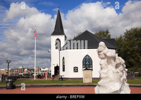 Norwegische Kirche Arts Centre und Captain Scott Denkmal im Millennium Waterfront Park, Cardiff Bay, South Wales, UK. Stockfoto