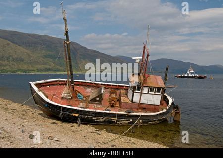 Angelboot/Fischerboot gestrandet an der Küste bei Ebbe, Ardgour, Corran, Loch Linnhe, Inverness-Shire. Schottland.  SCO 6740 Stockfoto