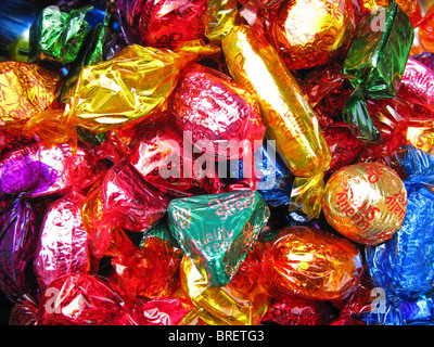 Quality Street-Pralinen in Folie und Zellophan Verpackungen. Stockfoto