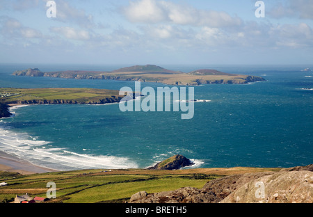 Whitesands Bay und Ramsey Island aus Carn Llidi, Str. Davids Kopf, Pembrokeshire, Wales Stockfoto