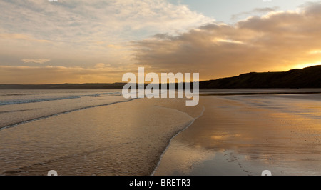 Wolken und Sonnenuntergang spiegelt sich am sandigen Strand von Filey in North Yorkshire England UK Stockfoto