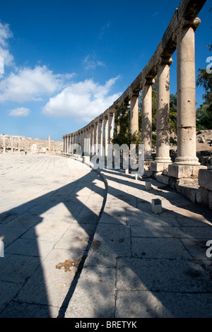 Das ovale Forum auf die römischen Ruinen von Jerash, Jordanien, Naher Osten. Stockfoto