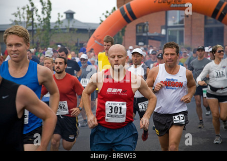 Der Start des nationalen Endrunden des Fundraising Exterra Trail Run in Bend, Oregon Stockfoto