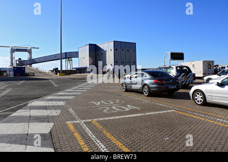 Autos warten einen Passagier an Bord der Fähre am Fährhafen von Dover nach Calais Frankreich, Sommer 2010 den Ärmelkanal zu überqueren. Stockfoto