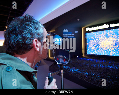 Mann, der versucht, einen 3D full-HD-Fernseher auf der Photokina 2010 in Köln, Deutschland Stockfoto