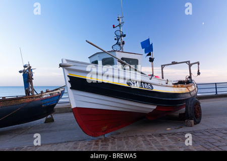 Traditionelle Fischerboote am Strand von Filey in North Yorkshire England UK zum Fischfang in der Nordsee Stockfoto