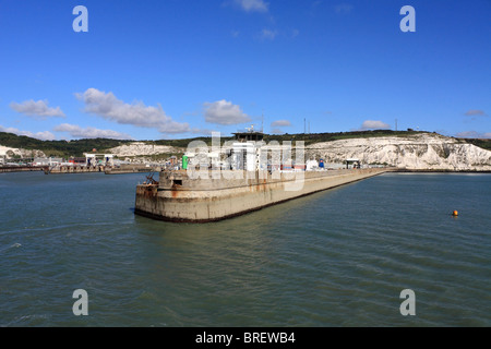 Blick auf die Küste von Dover und Calais, Fährhäfen und den Ärmelkanal von Sea France Passagier Fähre, Sommer 2010. Stockfoto