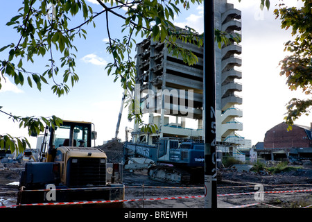 Der letzte Teil des berühmt-berüchtigten "Get Carter" Trinity Square-Parkplatzes in Gateshead abgerissen werden. Stockfoto