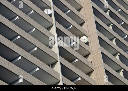 Wohnturm mit Balkon und Sat-Gerichte, Chorweiler in der Nähe von Köln, Nordrhein-Westfalen, Deutschland, Europa Stockfoto