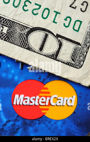 Eine Kreditkarte und die amerikanische Währung Stockfoto