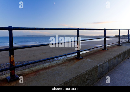 Blick auf den Strand bei Filey in North Yorkshire England UK suchen Süden fotografiert in der Dämmerung und bei Ebbe mit Barriere vor Stockfoto