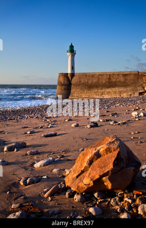 Leuchtturm und Strand von Saint-Valery-En-Caux, Haute-Normandie, Frankreich Stockfoto