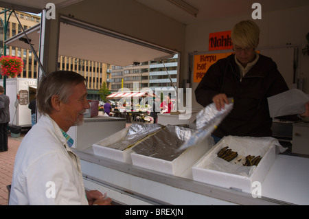 Ältere Mann am Stall zu verkaufen Lamperns (Flussneunauge) verkauft im Herbst in Pori-Finnland-Europa Stockfoto