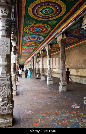 Säulen Korridor um Golden Lotus Tank in Meenakshi temple(Hindu; Saivite), Madurai, Tamil Nadu. Stockfoto