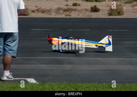 RC ferngesteuerte Flugzeugmodell in Aktion Stockfoto