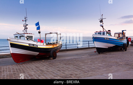 Traditionelle Fischerboote am Strand von Filey in North Yorkshire England UK zum Fischfang in der Nordsee Stockfoto