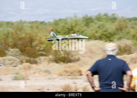 RC ferngesteuerte Flugzeugmodell in Aktion Stockfoto