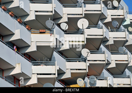 Wohnturm mit Balkon und Sat-Gerichte, Chorweiler in der Nähe von Köln, Nordrhein-Westfalen, Deutschland, Europa Stockfoto