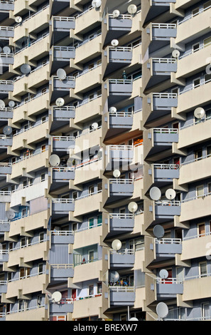 Wohnturm mit Balkon und Sat-Gerichte, Chorweiler in der Nähe von Köln, Nordrhein-Westfalen, Deutschland, Europa Stockfoto