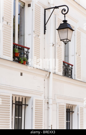 Traditionelle Häuser mit Fensterläden an den Fenstern im Stadtteil Montmartre von Paris, Frankreich Stockfoto