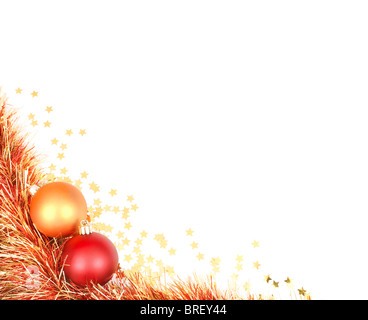 Leerraum mit einem Weihnachtsmotiv in der unteren linken Ecke mit roten und goldenen Kugeln, Lametta und Konfetti Stockfoto