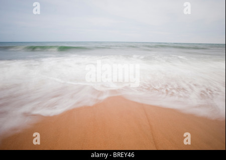 Amagansett, NY - 11.05.09 - die Wellen am Strand von Big House in Amagansett, New York, 11. Mai 2009. (Foto von Gordon M. Grant) Stockfoto