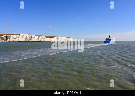 Blick auf die Küste von Dover und Calais, Fährhäfen und den Ärmelkanal von Sea France Passagier Fähre, Sommer 2010. Stockfoto