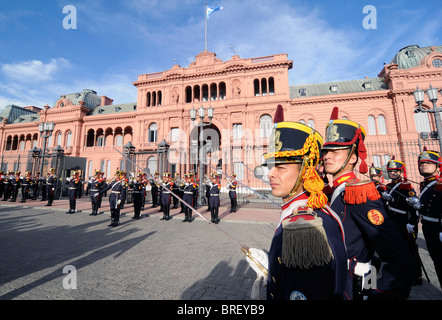 Ehre Wachen vor der "Casa Rosada" (Rosa Haus), der argentinische Präsidentenpalast in Buenos Aires, Argentinien. Stockfoto