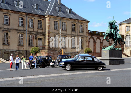 Altes Auto Peugeot, Citroen an Schloss Luneville und General Antoine Lasalle Statue, in der Nähe von Nancy, Meurthe-et-Moselle, Lothringen, Fr Stockfoto