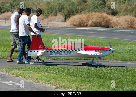 RC ferngesteuerte Flugzeugmodell in Aktion Stockfoto