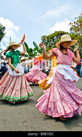 Mädchen tanzen traditionelle Tänze für Costa Rica Unabhängigkeitstag Ciudad Colon Costa Rica Stockfoto