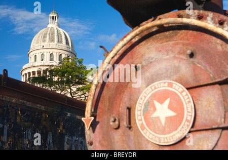 HAVANNA: CAPITOLIO NACIONAL UND ZUG SCHROTTPLATZ Stockfoto