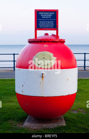 Zweiten Weltkrieg verwendet mir als sammeln Box von der schiffbrüchige Seeleute Society auf der Promenade am Filey in North Yorkshire UK Stockfoto