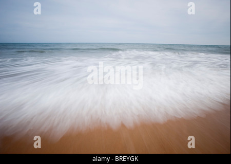 Amagansett, NY - 11.05.09 - die Wellen am Strand von Big House in Amagansett, New York, 11. Mai 2009. (Foto von Gordon M. Grant) Stockfoto