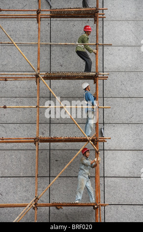 Arbeiter bauen Gerüste in der Pudong Bezirk von Shanghai, China. Stockfoto