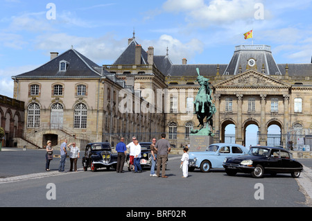 Altes Auto Peugeot, Citroen an Schloss Luneville und General Antoine Lasalle Statue, in der Nähe von Nancy, Meurthe-et-Moselle, Lothringen, Fr Stockfoto