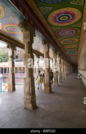 Säulen Korridor um golden Lotus Tank im Sri-Meenakshi-Tempel (Hindu; Saivite), Madurai, Tamil Nadu. Stockfoto