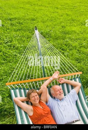 Älteres paar liegen in Hängematte Stockfoto