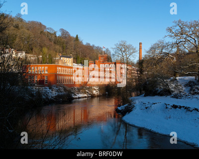 Masson Mill in der Nähe von Matlock Bath in Derbyshire Peak District fotografiert eine ehemaligen Baumwollspinnerei jetzt ein Einkaufszentrum im winter Stockfoto