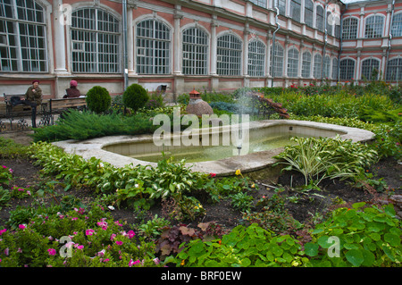 Garten und Brunnen im Lawra Alexandra Nevskogo Kloster St.Petersburg Russland Europa Stockfoto