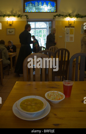 Fisch Suppe Salat und Mors Saft in Cafeteria des Alexander Nevsky Kloster Sankt Petersburg Russland Europa Stockfoto
