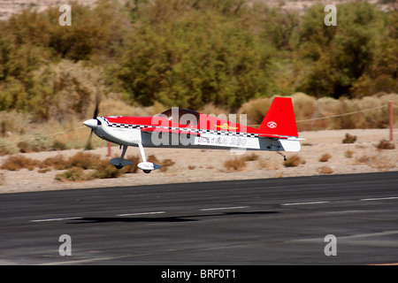RC ferngesteuerte Flugzeugmodell in Aktion Stockfoto