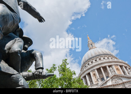 Denkmal für Londons Feuerwehrleute im zweiten Weltkrieg in der St. Pauls Cathedral. London. Stockfoto