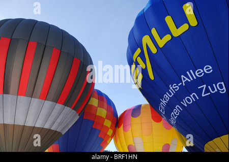 Heißluftballons vor dem Take-off, Ballon-Festival am Mount Hochstuckli, Schwyz, Schweiz Stockfoto