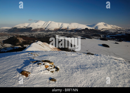 Gefrorene Derwent Water, Skiddaw und Blencathra Katze Glocken. Winter im englischen Lake District Stockfoto