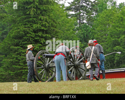 PORT GAMBLE, WA - 20 JUN: Bürgerkrieg Reenactors beteiligen ein Scheingefecht. Konföderierte Artillerie bereitet ihre Waffen. Stockfoto