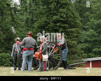 PORT GAMBLE, WA - 20 JUN: Bürgerkrieg Reenactors beteiligen ein Scheingefecht. Konföderierte Artillerie bereitet ihre Waffen. Stockfoto