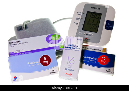 Kisten mit verschiedenen Blutdruckmedikamente neben einem Blutdruckmessgerät mit ein sehr hoher Wert von 190/111 Stockfoto