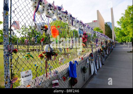 Zaun mit persönlichen Erinnerungen Oklahoma City Bombing Website Alfred P Murrah Gebäude National Memorial gefüllt Stockfoto