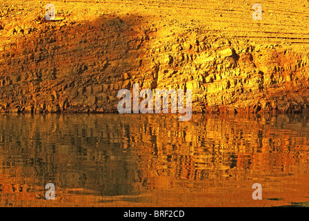 Reflexion der Felsen-Küste auf dem Wasser am Lake Shasta Stockfoto
